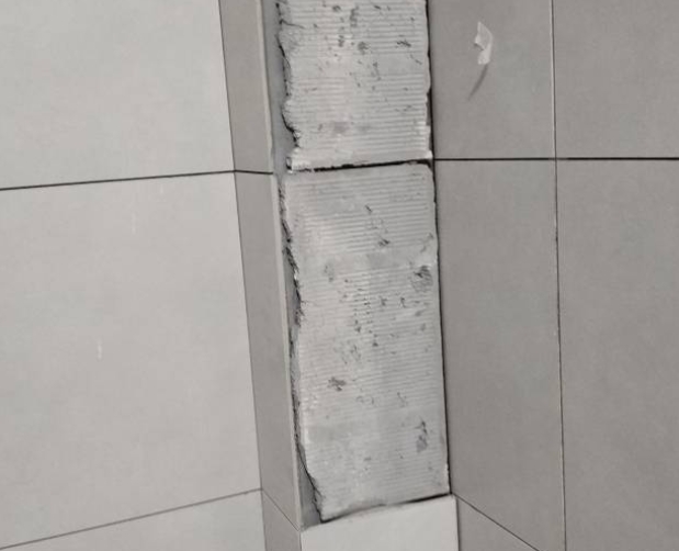 翠屏瓷砖空鼓维修公司分享下瓷砖施工前基层浇水润湿程度不足，可能导致以下问题