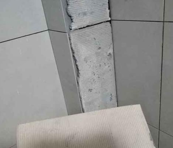 翠屏瓷砖空鼓维修公司分享下厨房瓷砖脱落的补救措施。